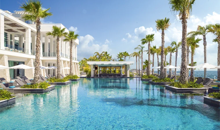 Amavi Paphos Adults Only, Pool mit Palmen